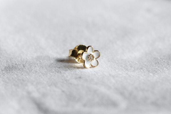 Puce fleur blanche